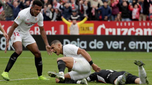 Kounde y Diego Carlos