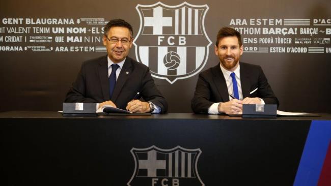 Messi y Bartomeu firmando la renovación