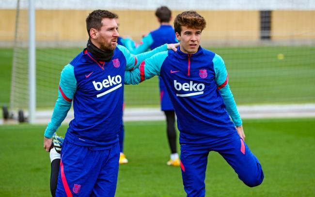 Messi y Riqui Puig