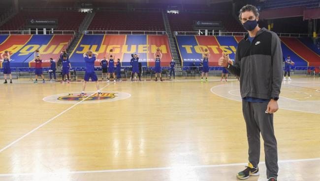 Gasol felicitando a Laporta por su victoria