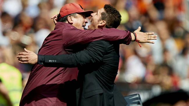 Simeone y el Mono fundidos en un abrazo