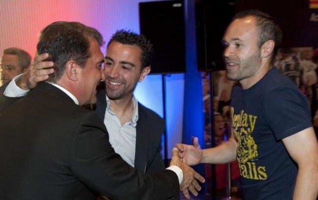 Joan Laporta, Xavi Hernández e Iniesta