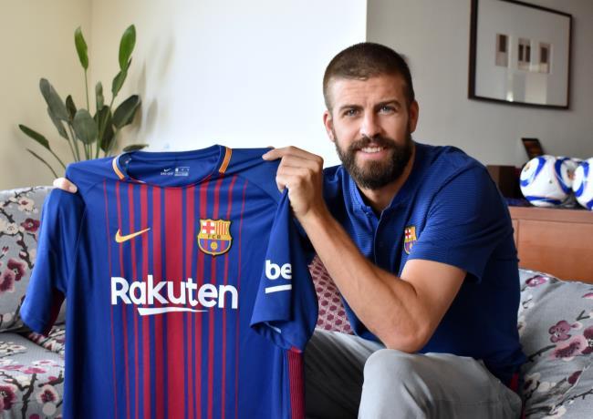 Piqué posando con la camiseta del Barça y el patrocinador Rakuten