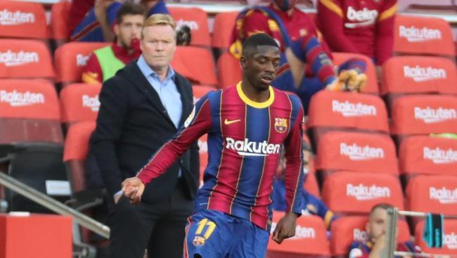 Koeman observa a Dembélé durante un partido de pretemporada