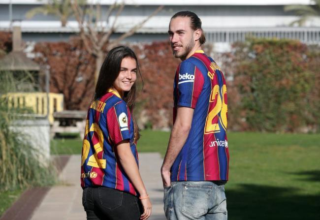 Óscar y Ariadna con la camiseta del Barça