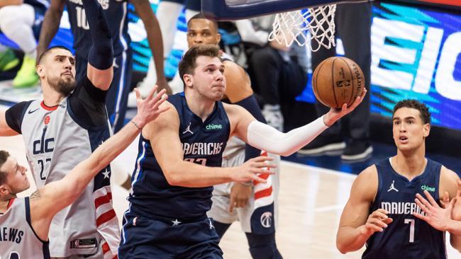 Luka Doncic anotando anoche frente a los Wizards