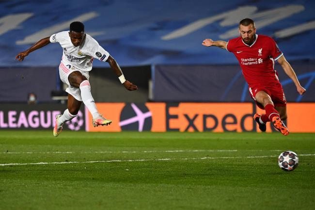 Vinicius marcando uno de sus dos goles al Liverpool