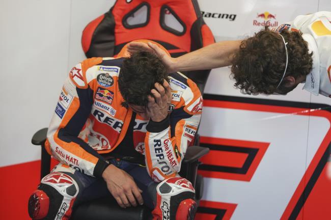 Marc Márquez en el box de Portimao