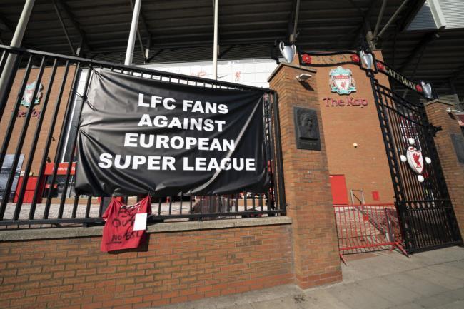 Pancarta de fans del Liverpool mostrando su rechazo a la Superliga