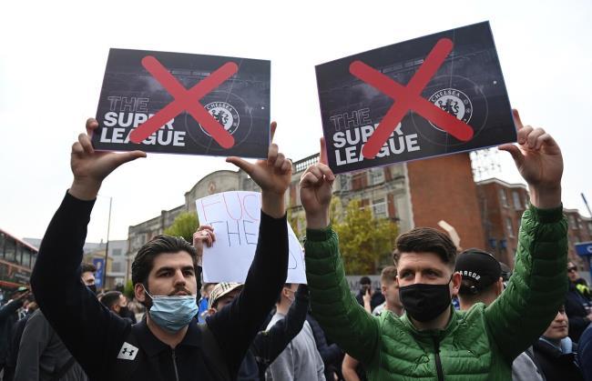 Aficionados del Chelsea manifestándose en contra del proyecto de Superliga