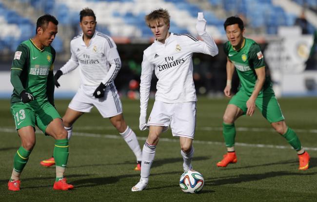 Odegaard jugando un partido con el Castilla