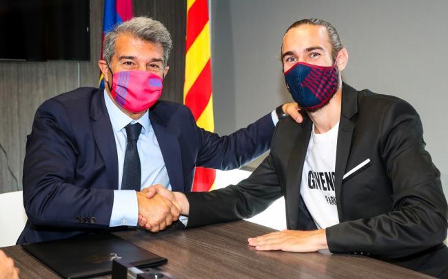 Laporta y Mingueza estampando su firma
