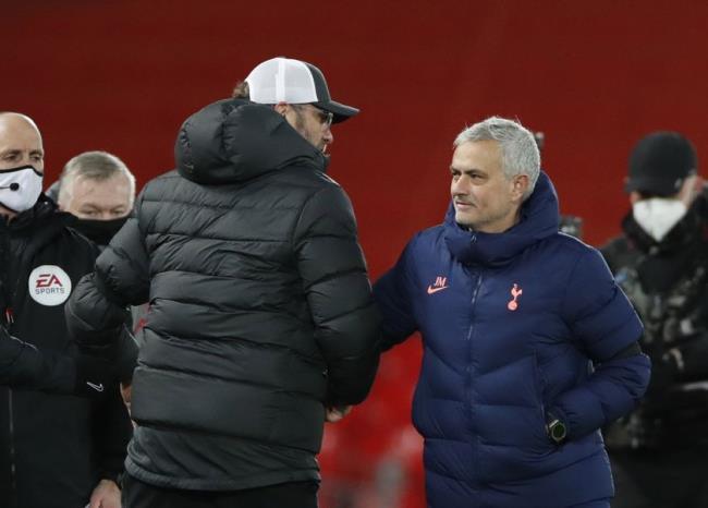 Mou y Klopp tras un partido de Premier League
