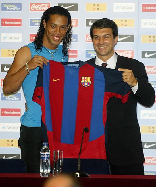 Laporta y Ronaldinho en su presentación, año 2003