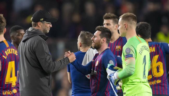 Jürgen Klopp saluda a Leo Messi