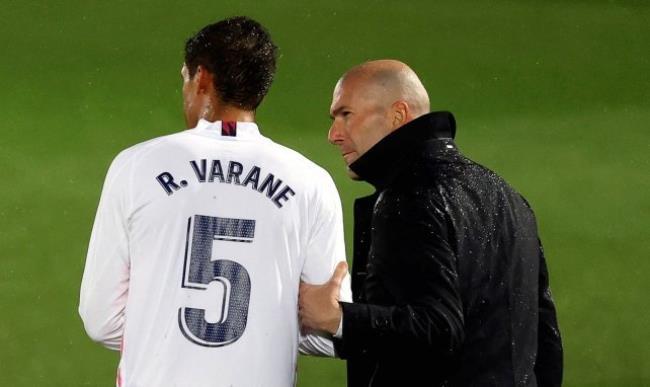 Raphael Varane y Zinedine Zidane