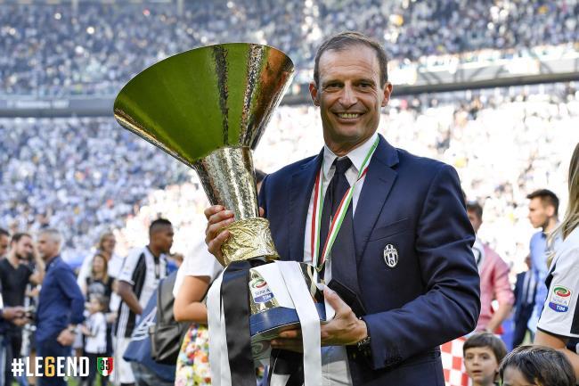 Allegri con uno de sus Scudettos