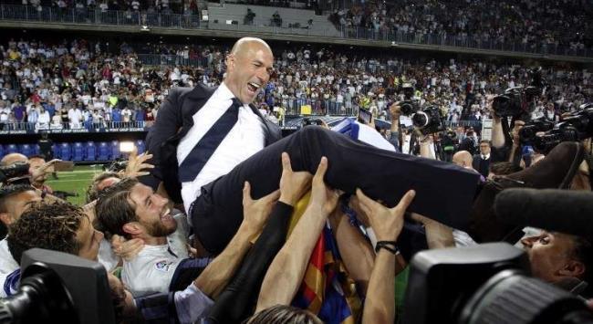 Zidane manteado en una de sus salidas del club