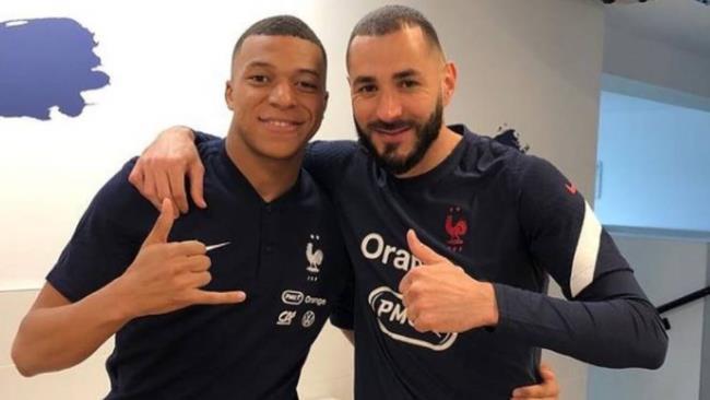 Benzema y Mbappé mostrando el buen rollo existente entre los dos