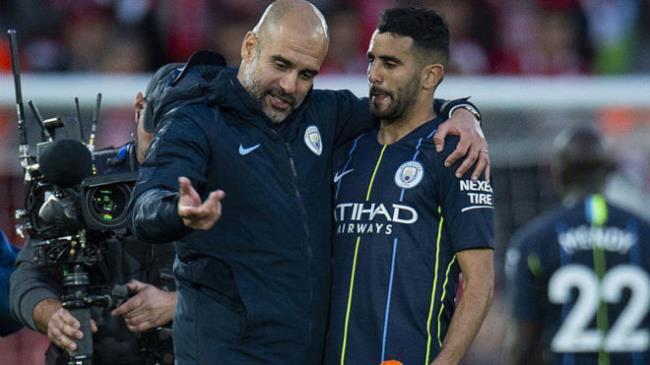 Mahrez y Guardiola tras un partido con el City