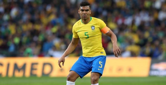 Casemiro con Brasil llevando el brazalete de capitán