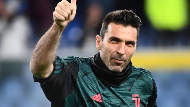 Buffon despidiéndose de la Juve