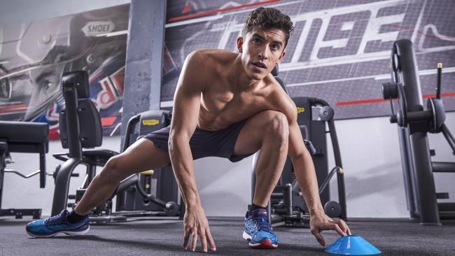 Marc Márquez entrenando en el gimnasio