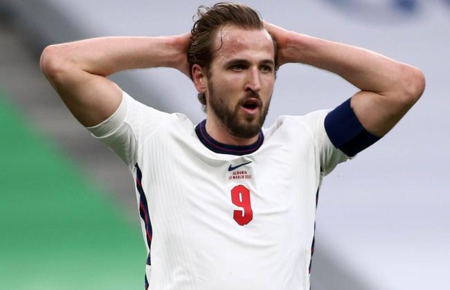 Kane con su selección lamentándose ante una ocasión fallada