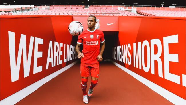 Thiago el día de su presentación con el Liverpool