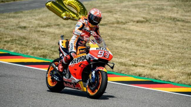 Márquez celebrando una de sus 10 victorias en Sachsering