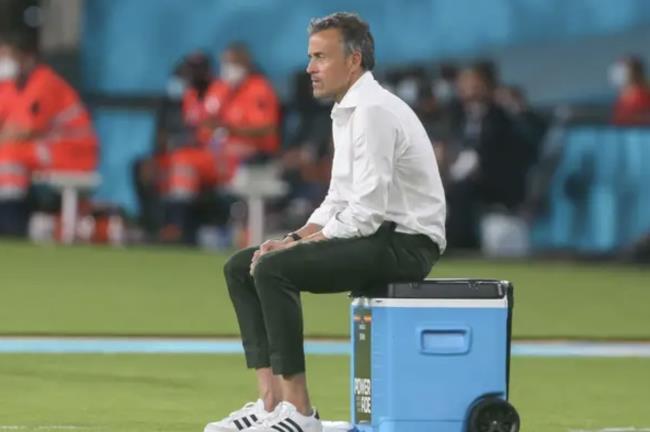 Luis Enrique observando a la selección en el primer partido de la Eurocopa