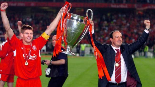 Benítez con la Champions que ganó en 2005