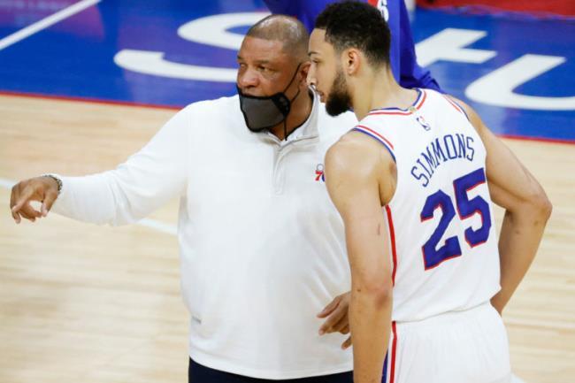 Doc Rivers y Ben Simmons durante un tiempo muerto
