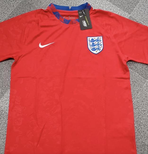 Una de las dos camisetas réplicas que está siendo top ventas en Inglaterra