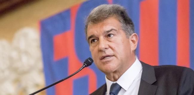 Joan Laporta ha conseguido cerrar la cesión de Francisco Trincao al Wolwerhampton de la Premier League. El extremo portugués no entraba en los planes de Ronald Koeman para esta temporada y el presidente azulgrana ha conseguido sacar una cesión con opción a compra para los ingleses por valor de 29 millones de euros, un precio prácticamente igual al que pagaron por él los catalanes el curso pasado cuando depositaron 31 millones de euros en las cuentas del Sporting de Braga para conseguir el traspaso de la joven promesa.  El agente del portugués, Jorge Mendes, se ha llevado el jugador al equipo del que es copropietario en la Premier League, y no se espera que vuelva a vestir la camiseta del Barça. El representante está llevándose a muchos de sus futbolistas al equipo de la liga inglesa y Trincao coincidirá con los ex azulgranas Nelson Semedo y Adama Traoré en los Wolves.  Aunque lo de Adama Traoré podría no estar tan claro, ya que el futbolista estaría cerca de abandonar el club inglés en las próximas semanas.  Joan Laporta no ha conseguido hacer el trueque con los Wolves que se venía rumoreando las últimas semanas y que mandaba a Trincao al conjunto inglés como se ha hecho y a Adama Traoré de vuelta al equipo en el que se formó.  Sin embargo, el interés del Chelsea tras el 'no' de Achraf Hakimi habría provocado que el jugador se haya alejado del FC Barcelona. El conjunto londinense estaría dispuesto a desembolsar casi 60 millones de euros por el exuberante jugador de los Wolves y eso deja a los azulgranas fuera de juego, ya que los catalanes no estaban dispuestos a poner más de 40 millones de euros por él, 30 de los cuales hubiesen ido en el intercambio con Francisco Trincao.  Además del Chelsea, parece que el Arsenal también se habría interesado en la contratación del extremo de L'Hospitalet de Llobregat, quien se ha convertido en una de las grandes atracciones de la Premier League en las últimas temporadas siendo el jugador mejor valorado del partido en numerosas ocasiones. Laporta tendrá que apretar más si quiere conseguir su fichaje.