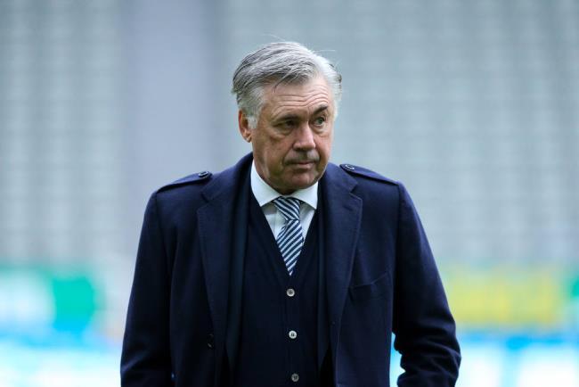 El Real Madrid tiene problemas enormes de dinero y Carlo Ancelotti es consciente de ello. Por ese motivo, el técnico italiano ha decidido mirar lo que hay en casa primero antes de ir al mercado de fichajes.  Con esa situación, el entrenador del Real Madrid habría esperado varios entrenamientos para ver la actitud de sus jugadores y comunicarle a cada uno de ellos sus planes de futuro.  El técnico italiano habría hablado largo y tendido con el delantero Luka Jovic, quien había vuelto de su cesión a la Bundesliga sin tener muy claro si iba a continuar o lo iban a ceder de nuevo o incluso traspasar.  Sin embargo, Ancelotti ha sido lo más franco posible con el delantero serbio y le ha contado toda la verdad: el Real Madrid está intentando el fichaje de Kylian Mbappé y si llega el francés saldrá, aunque eso es bastante complicado que pase y por ello, en principio, cuenta con él. Además, el técnico italiano le ha explicado que no hay dinero para otras opciones que es probable que le hubiesen gustado más a Florentino Pérez y ese es otro de los detalles que han provocado que se vaya a quedar. E incluso han hablado de las propuestas que tenía para marcharse del Real Madrid y ninguna de ellas convenció al conjunto blanco ya que eran bajísimas o de equipos de segundo nivel donde el futbolista serbio no jugaría.  Ante esa situación el peor parado es Mariano Díaz, quien no seguirá en el Real Madrid pase lo que pase con Kylian Mbappé y Luka Jovic seguirá a la espera de ver cómo se soluciona uno de los culebrones del verano.  De quedarse ya sabe de buena mano que este año tendrá minutos ya que la vuelta a la selección francesa de Karim Benzema provocará que Carlo Ancelotti tenga que rotar más al delantero galo en busca de tenerlo fresco el mayor tiempo posible de la temporada, sobre todo contando que hay un Mundial a la vuelta de la esquina y Francia va a reclamar a Benzema en varias ocasiones durante la temporada para no fallar en Catar.