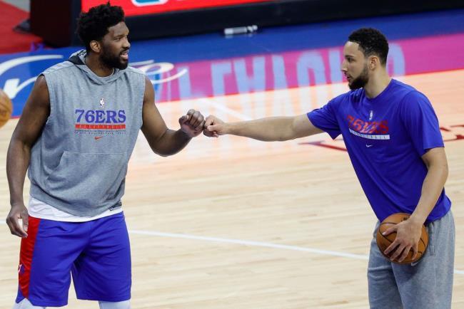 Embiid y Simmons