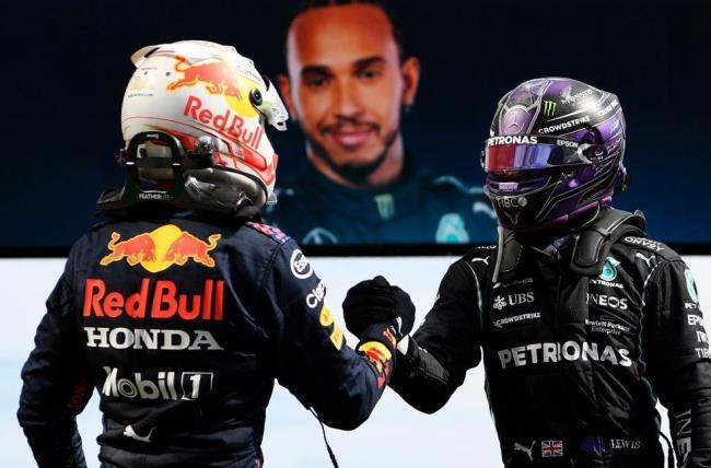 Saludo entre Hamilton y Verstappen