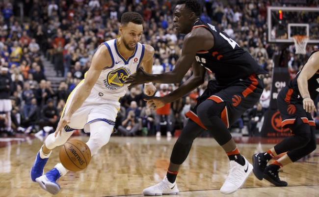 Stephen Curry y Siakam