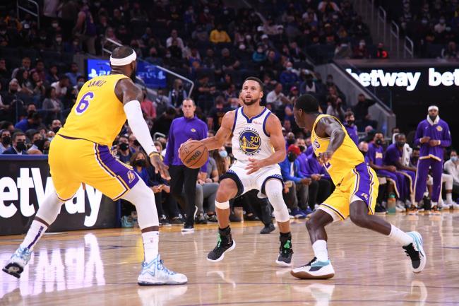 Stephen Curry contra los Lakers