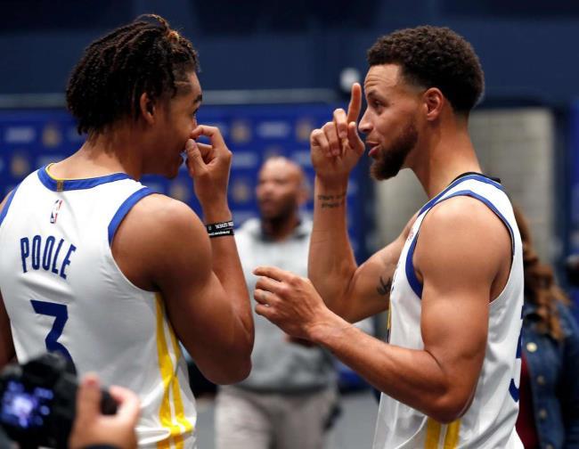 Jordan Poole y Stephen Curry