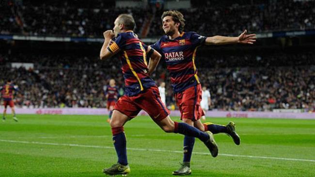 Sergi Roberto celebrando un gol con Andrés Iniesta