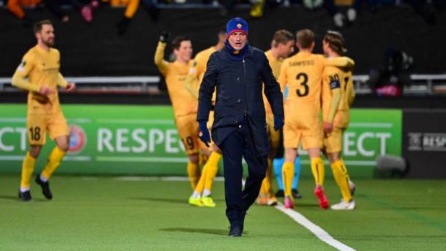 Mourinho en uno de los seis goles que le endosaron a la Roma el pasado jueves