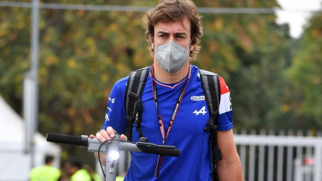 Alonso en su llegada al circuito de Las Américas