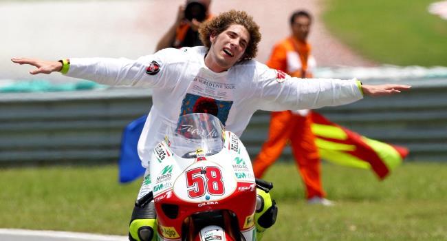 Simoncelli disfrutando de su título en 250 cc