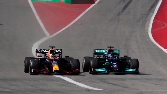 Verstappen y Hamilton durante un GP en este 2021