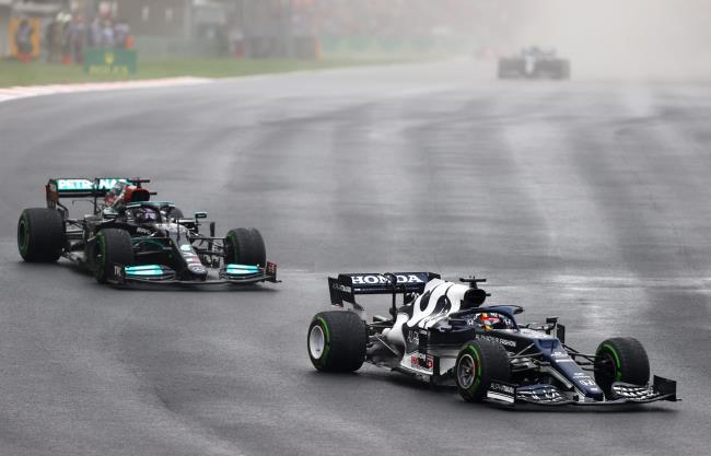 Tsunoda poniendo en dificultades a Mercedes