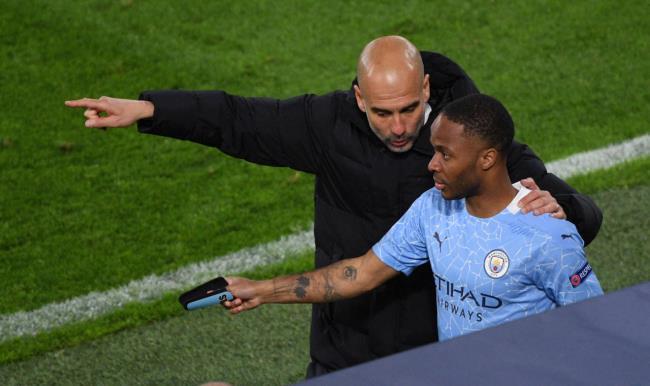 Pep Guardiola y Raheem Sterling
