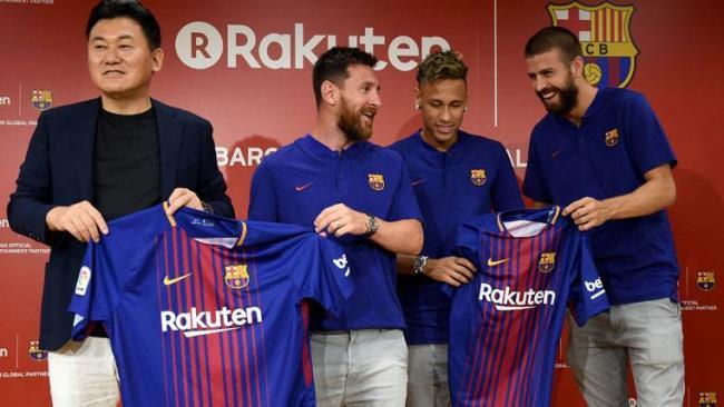La plantilla del Barcelona anunciando el acuerdo con Rakunten hace unos años