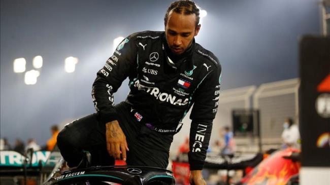Hamilton bajándose de su Mercedes en un GP esta temporada